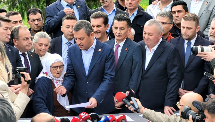 CHP Genel Başkanı Özgür Özel, Ekrem İmamoğlu için imza kampanyasını Trabzondan başlattı CHP Genel Başkanı Özgür Özel, Ekrem İmamoğlu için imza kampanyasını Trabzondan başlattı