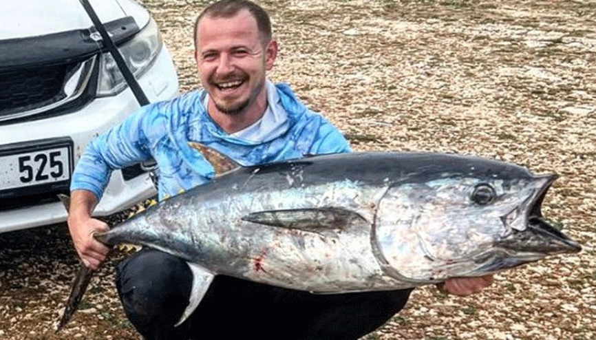 Saros’ta kıyıdan oltayla 30 kiloluk orkinos yakaladı