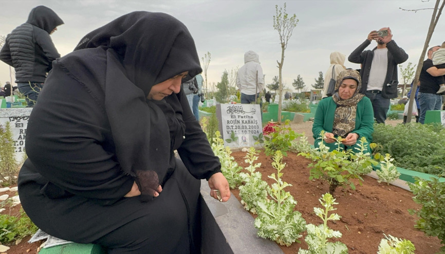 Diyarbakır’da Narin ve Rojin’in mezarlarına ziyaretçi akını