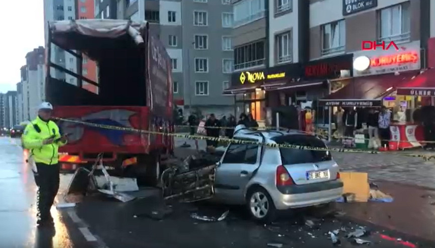 Kayseride feci kaza Kamyona çarpan otomobildeki karı-kocayı ölüm ayırdı