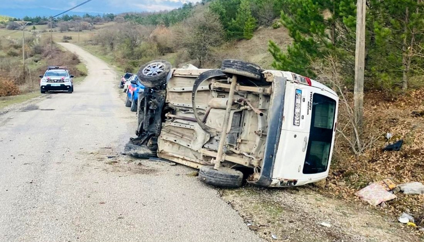 Devrilen hafif ticari aracın sürücüsü polis memuru, yaşamını yitirdi
