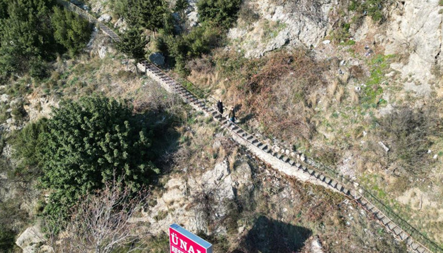 Her gün 107 basamaklı merdiveni inip çıkıyorlar