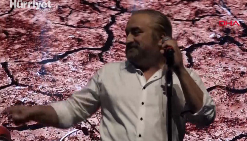 Volkan Konak hayatını kaybetti... Konserinden arşiv görüntüler