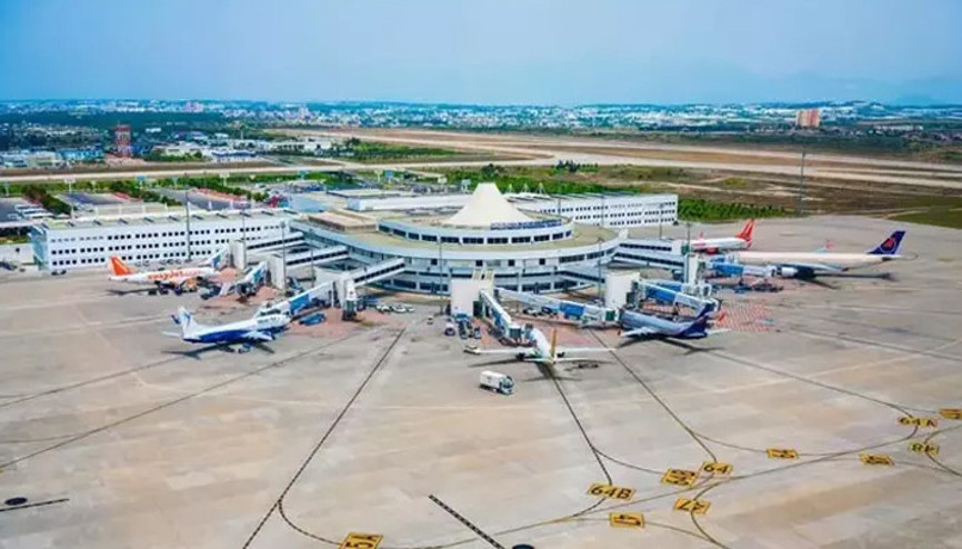 Polonya uçağı, teknik arıza nedeniyle Antalya Havalimanına indi