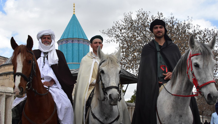 İspanyadan 5,5 ay önce at sırtında hac yolculuğuna çıkan hacı adayları Konya’ya ulaştı