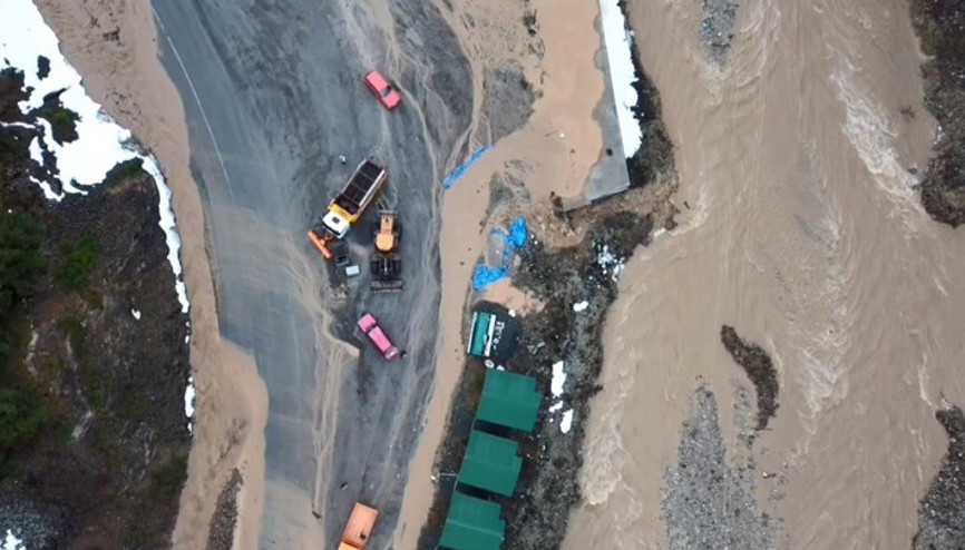 Trabzonda dere taştı: Kara yolu ile alabalık tesisini su bastı
