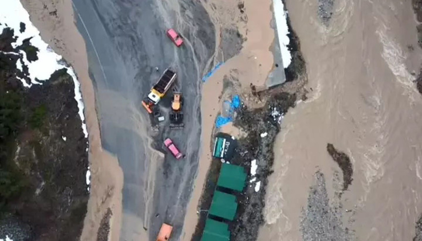 Trabzonda dere taştı: Kara yolu ile alabalık tesisini su bastı