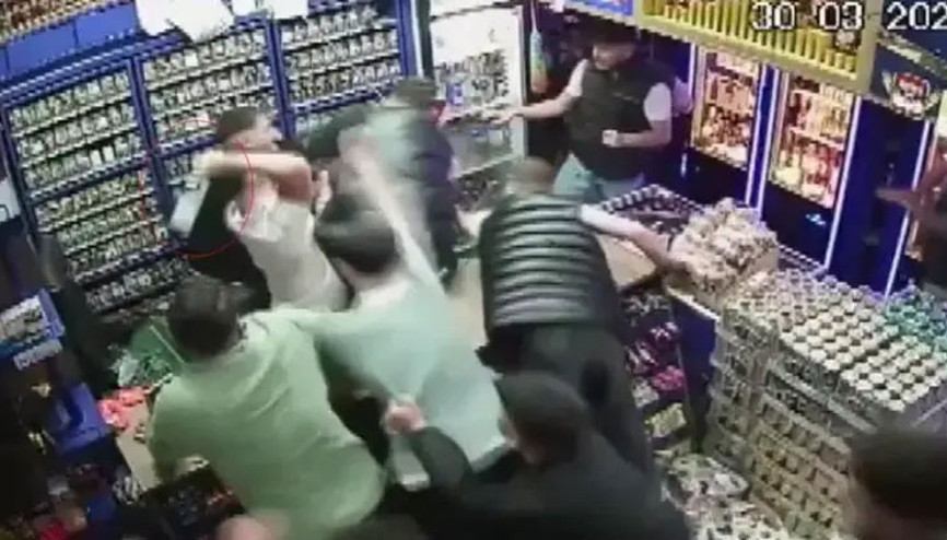 Tekel bayiinde dehşete düşüren görüntü 2 kişiyi öldüresiye darbettiler