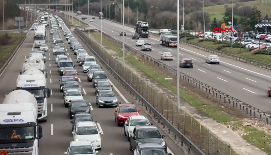 Anadolu Otoyolunun Bolu geçişinde trafik yoğunluğu