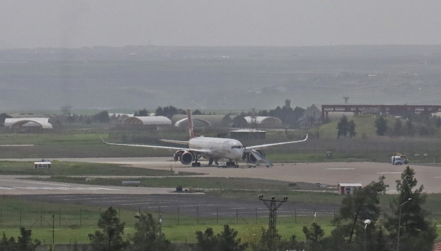 Rahatsızlanan yolcu için acil iniş yapan uçak, arıza nedeniyle kalkış yapamadı