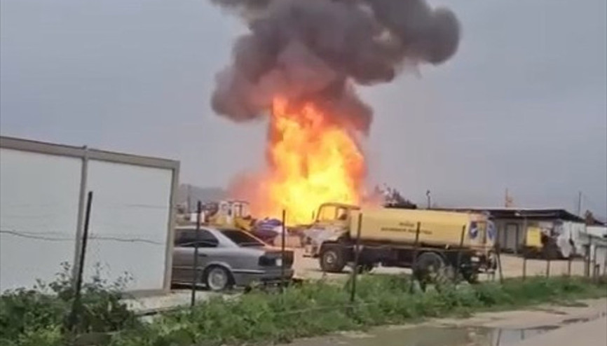 Geri dönüşüm tesisinde patlama sonrası yangın