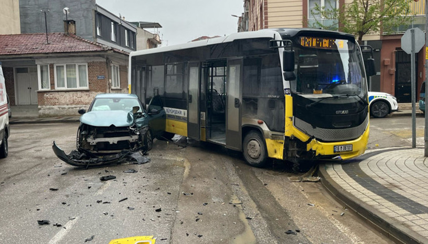 Bursada otomobil, halk otobüsüne çarptı: 3 yaralı