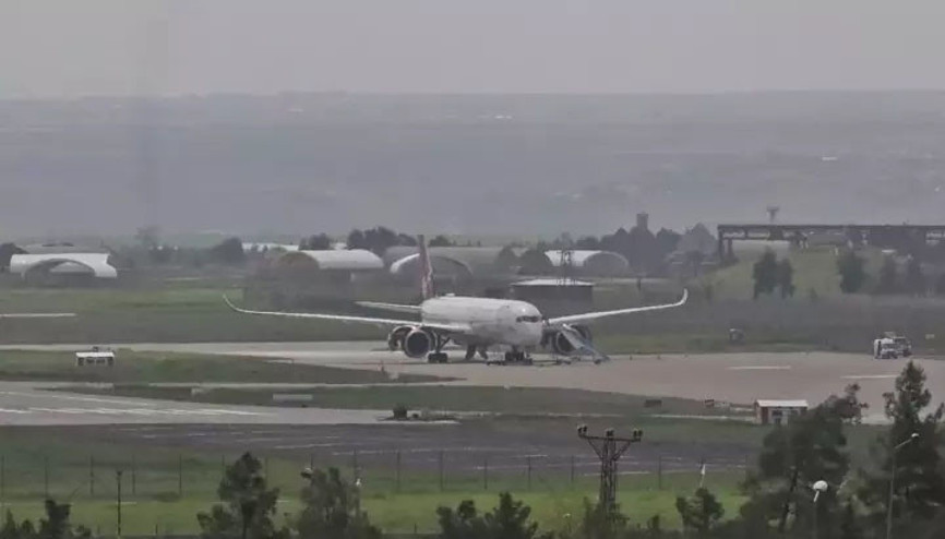 Rahatsızlanan yolcu için acil iniş yapan uçak, arıza nedeniyle kalkış yapamadı