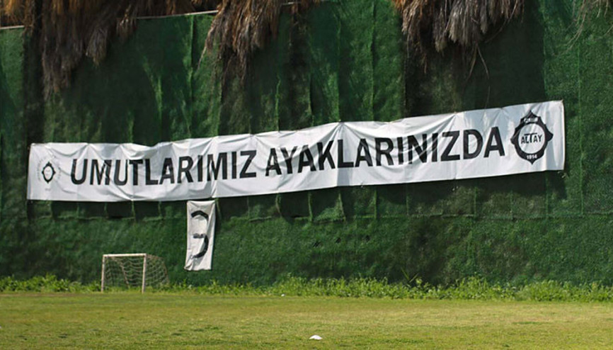 Altayda futbolculara pankartlı destek