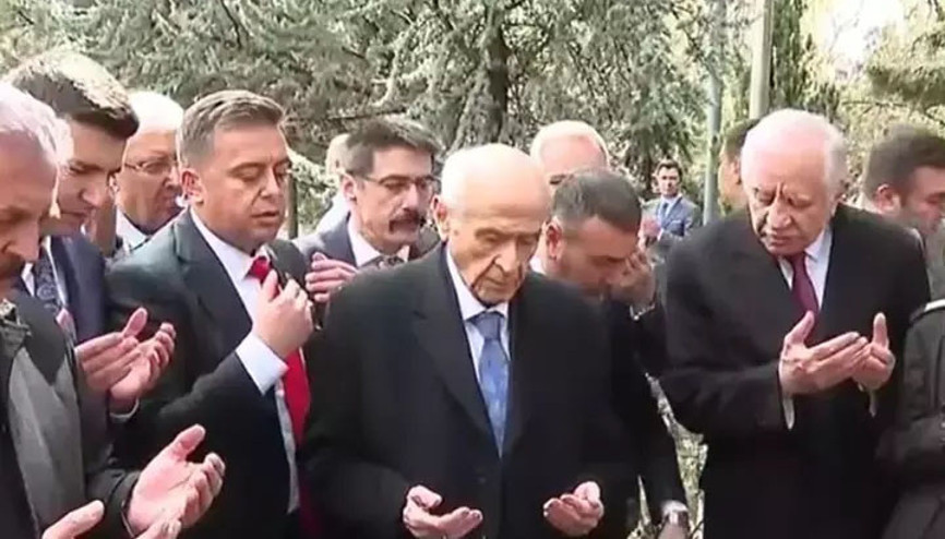 Devlet Bahçeli, Alparslan Türkeş’in kabrini ziyaret etti