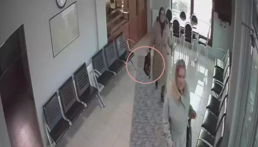 Halk otobüsünde unutulan altın dolu çantayı sahibine teslim etti