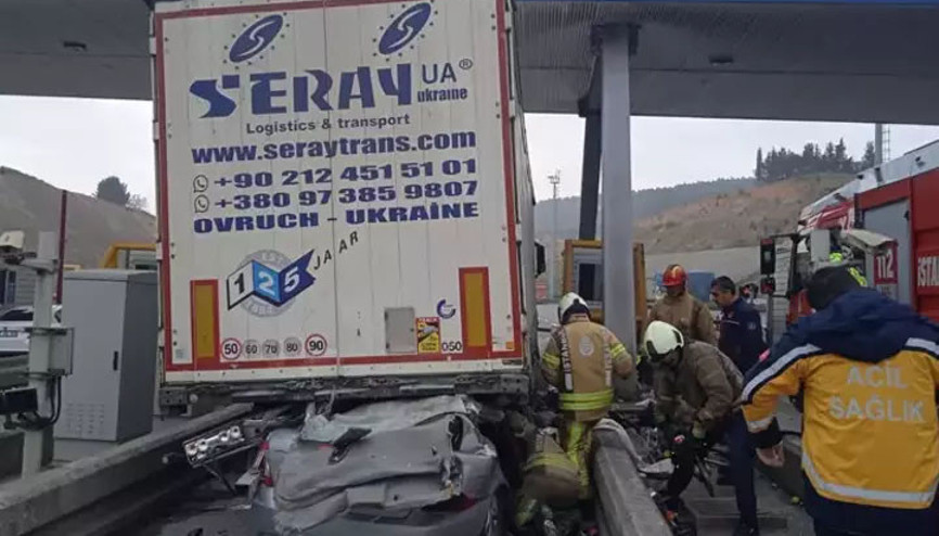 Pendikte otomobil TIRın altında girdi: 4 kişi hayatını kaybetti... Kaza anı kamerada