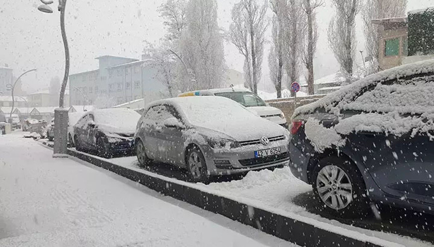 Nisan ayında kar yağışı: Her yer beyaza büründü