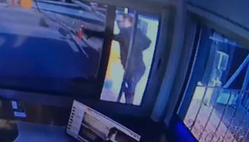 Eski nişanlısı Seleni öldürüp, annesini yaralamıştı: Yeni görüntüler Eski nişanlısı Seleni öldürüp, annesini yaralamıştı: Yeni görüntüler