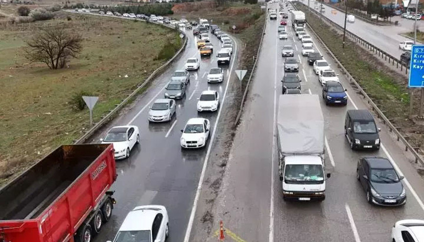 Yola çıkacaklar dikkat: 43 ilin geçiş güzergahında kuvvetli sağanak