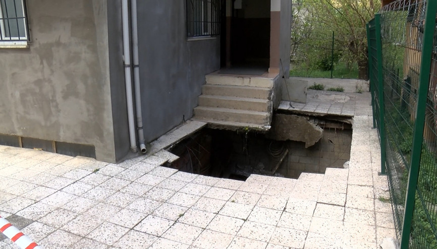 Pendikte 4 Katlı Binaların Bahçe Zemini Çöktü Pendikte 4 Katlı Binaların Bahçe Zemini Çöktü