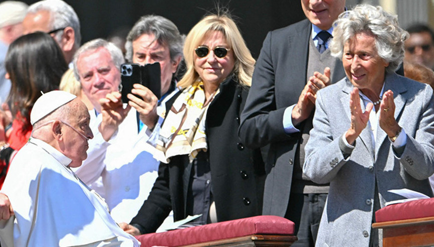 Taburcu olan Papa, Vatikan meydanında kalabalığa sürpriz yaptı