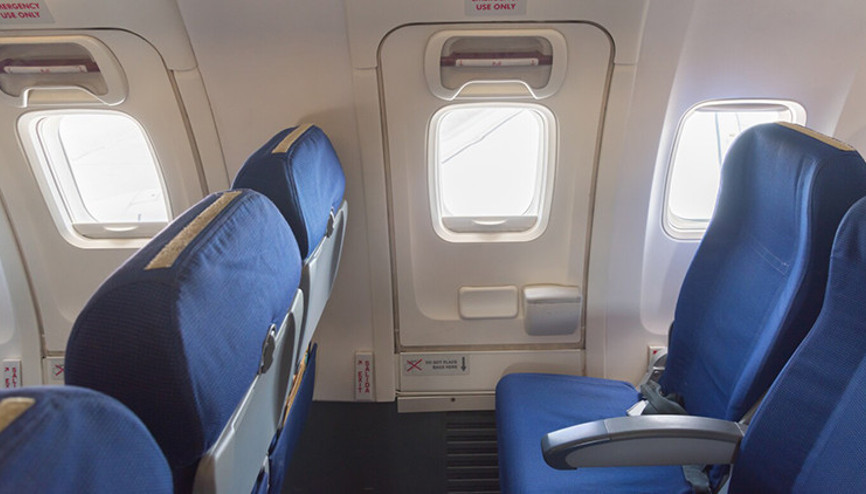 Havada korku dolu anlar: Yolcu, uçağın acil çıkış kapısını açmaya çalıştı