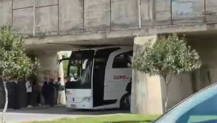 Otobüs köprü altında sıkıştı, trafik durdu