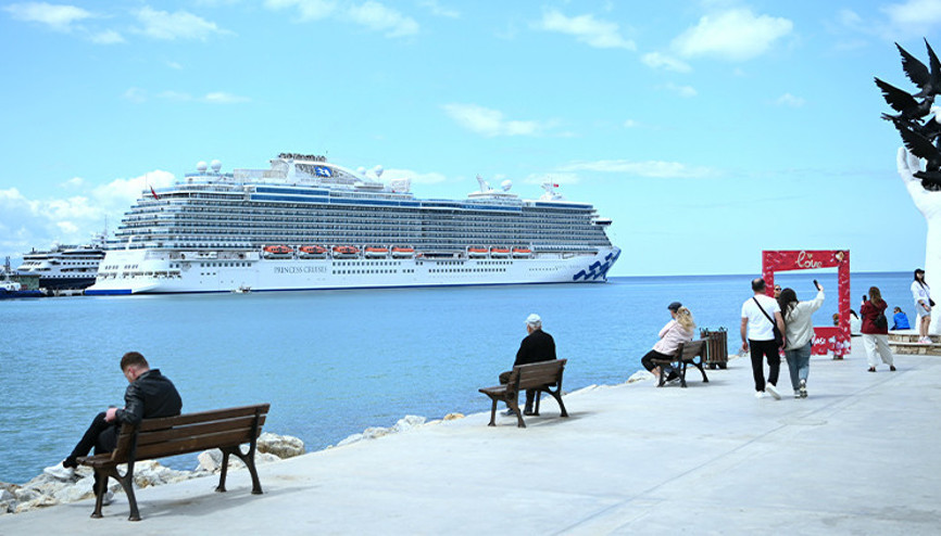 Kuşadasına ilk seferini yapan kruvaziyer 3 bin 560 turist getirdi