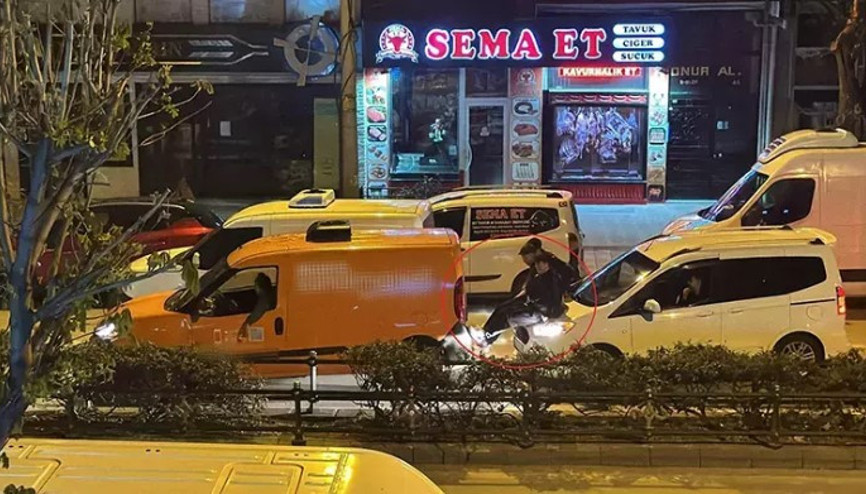 Arızalanan aracı, arkadaki aracın kaputuna oturup bacaklarıyla ittirerek götürdüler