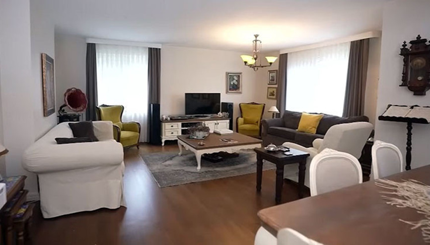 Usta sanatçı Kadıköydeki 4 oda 1 salon evinin kapılarını açtı