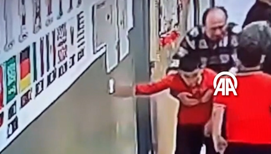 Öğretmenler boğazına kalem parçası kaçan öğrenciyi Heimlich manevrasıyla kurtardı