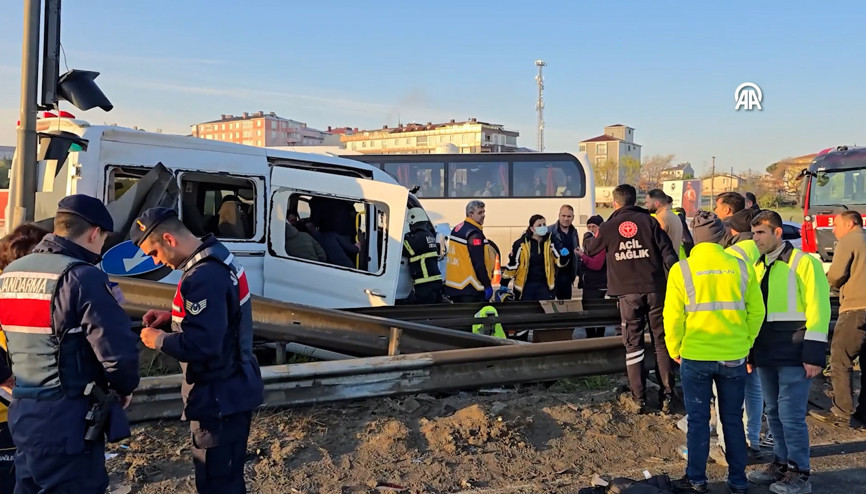 İki işçi servisinin çarpıştığı kazada 18 kişi yaralandı