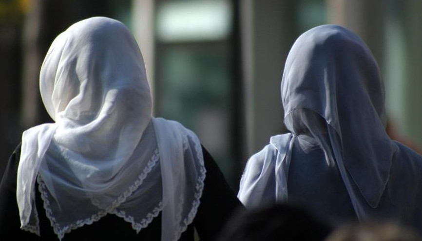 Sendikalar ve muhalefet yasak istiyordu... KKTC’de liselerde başörtüsü serbest bırakıldı