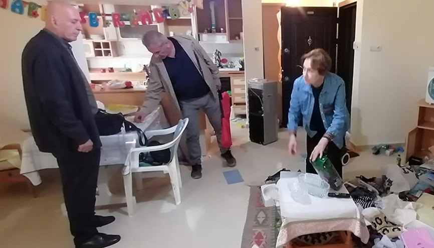 Hırsızlık için girdikleri evde tavla oynamışlar