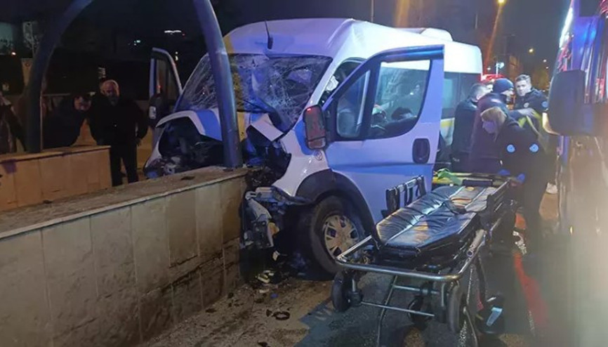 Bursa’da işçi servisi alt geçidin duvarına çarptı