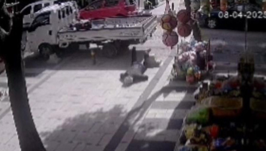 Bandırma’da kaldırım tehlikesi: Her hafta biri düşüyor