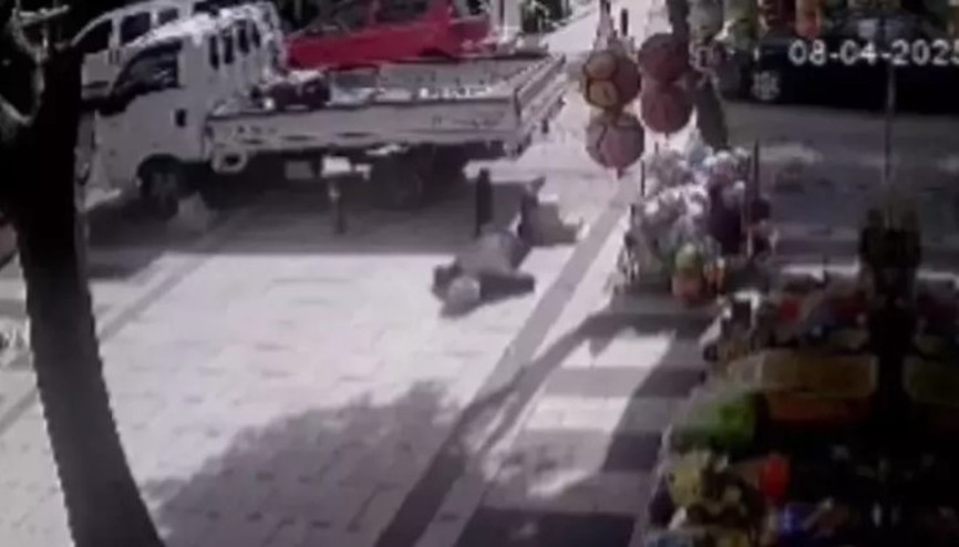 Bandırma’da kaldırım tehlikesi: Her hafta biri düşüyor