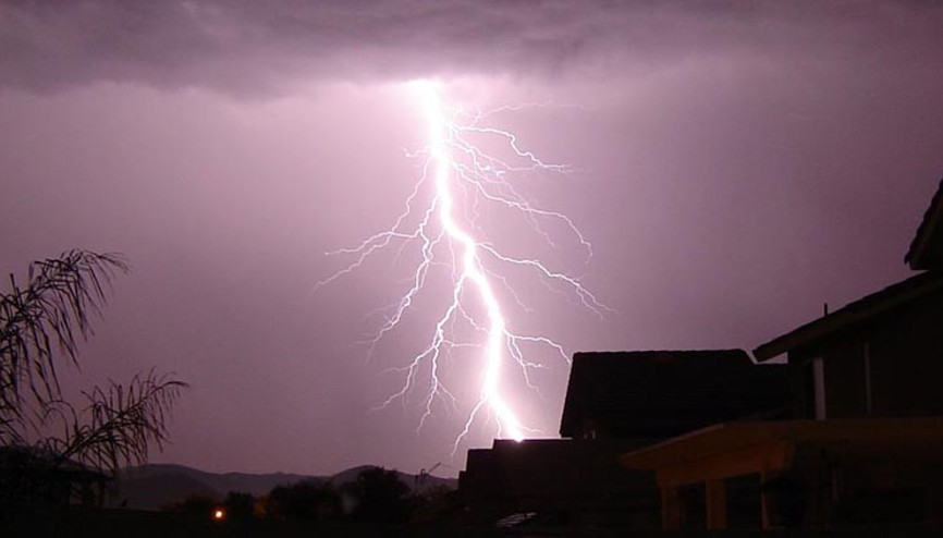 Yıldırım düştü: 8 işçi hayatını kaybetti
