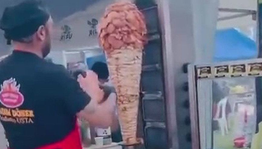 Adanadaki karnavalda bir skandal daha: Dönerci kamerada