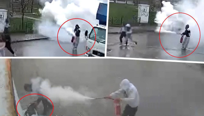 Eskişehirde camiden çaldıkları yangın tüpünü birbirine sıktılar Bayılan arkadaşına gaz sıkmaya devam etti