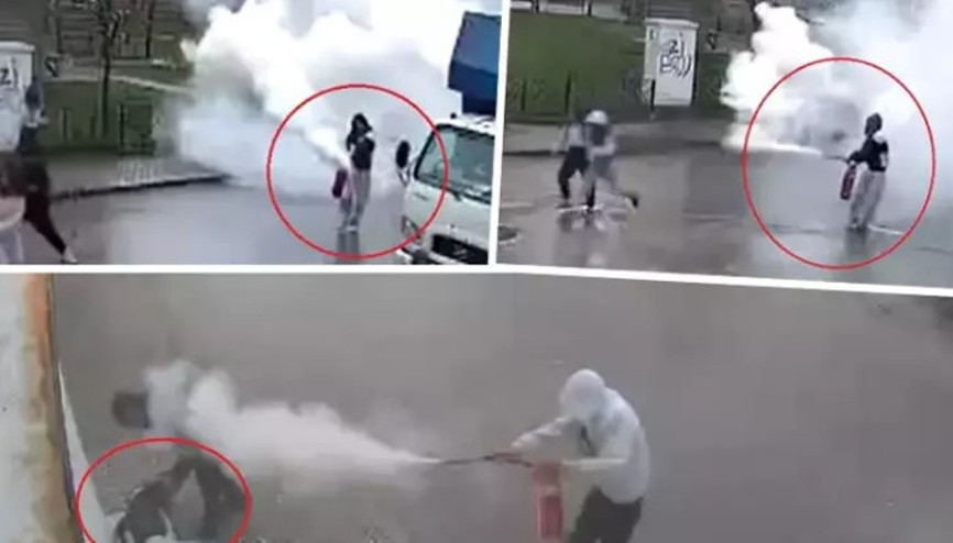 Camiden çaldıkları yangın tüpünü birbirine sıktılar Bayılan arkadaşına gaz sıkmaya devam etti