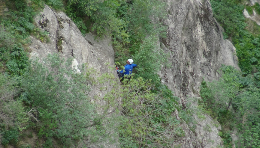 Öğretmen, halatlarla indiği 400 metrelik kayalıklardan ot topladı