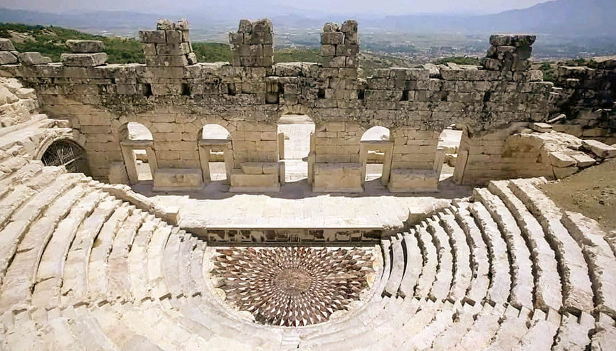 Medusa yüzünü gösterdi