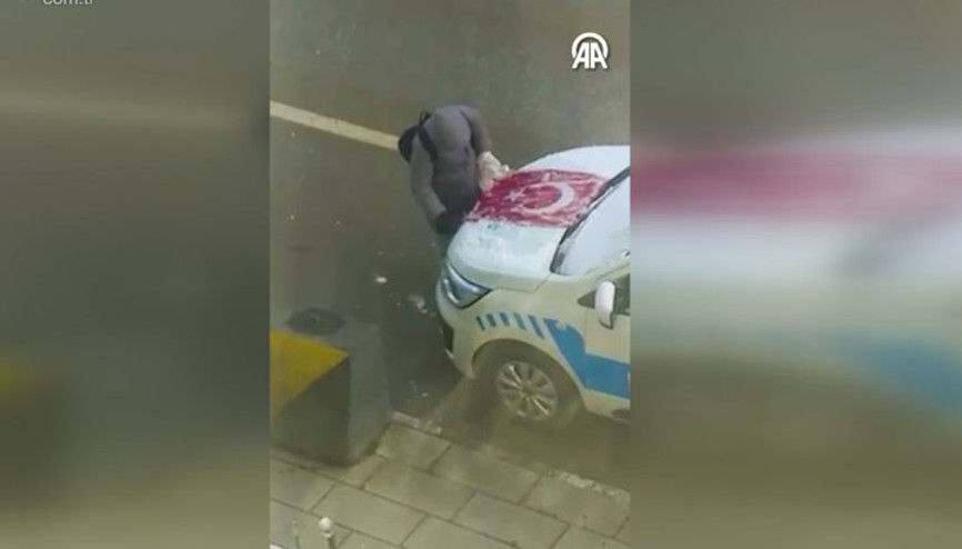 Ortaokul öğrencisi Türk bayrağının üstünde karı böyle temizledi
