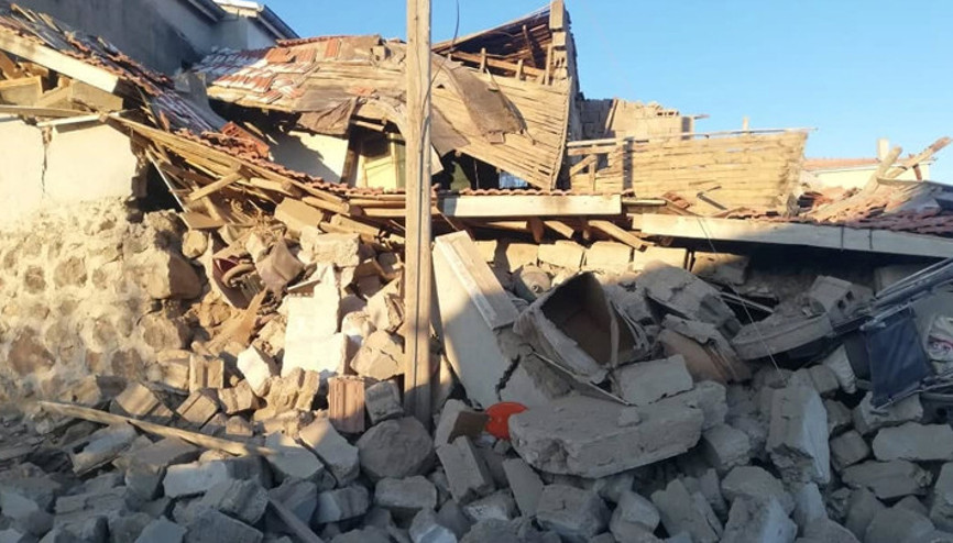 Kayseride ev ve altındaki ahır çöktü: 37 hayvan öldü