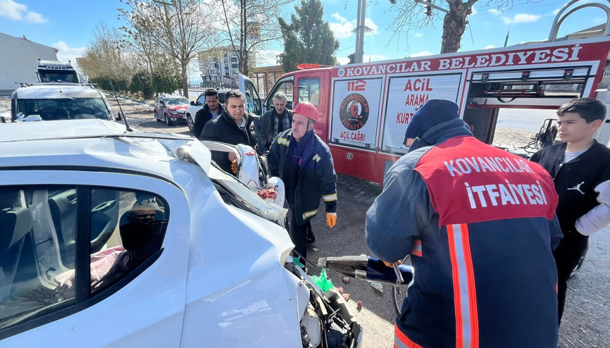 Kovancılar’da, greyder ile çarpışan otomobildeki 1 kişi yaralandı Kovancılar’da, greyder ile çarpışan otomobildeki 1 kişi yaralandı