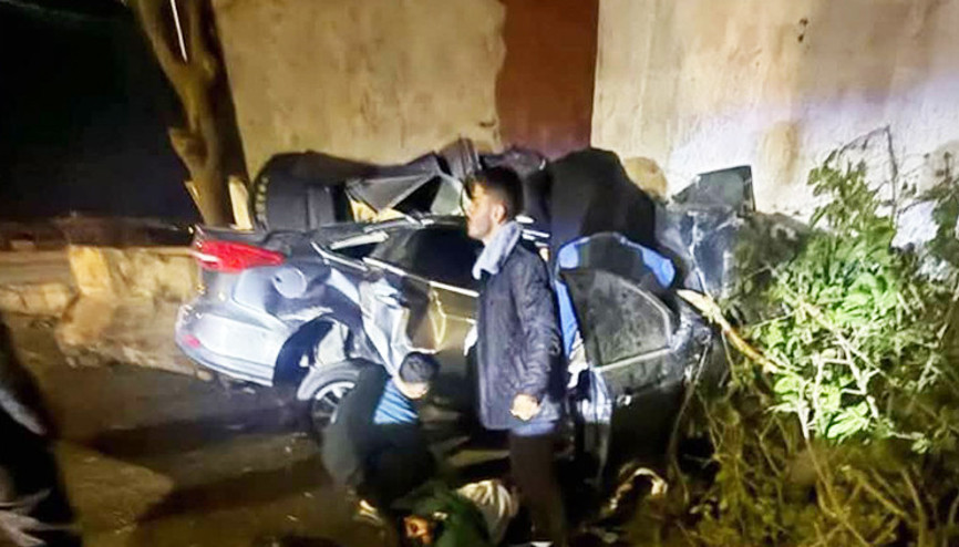 Duvara çarpan otomobildeki 2 kişi hayatını kaybetti