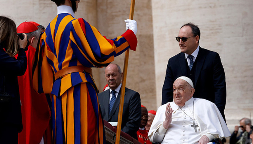 Vatikanda Palmiye Pazarı ayini: Tedavisi süren Papadan sürpriz