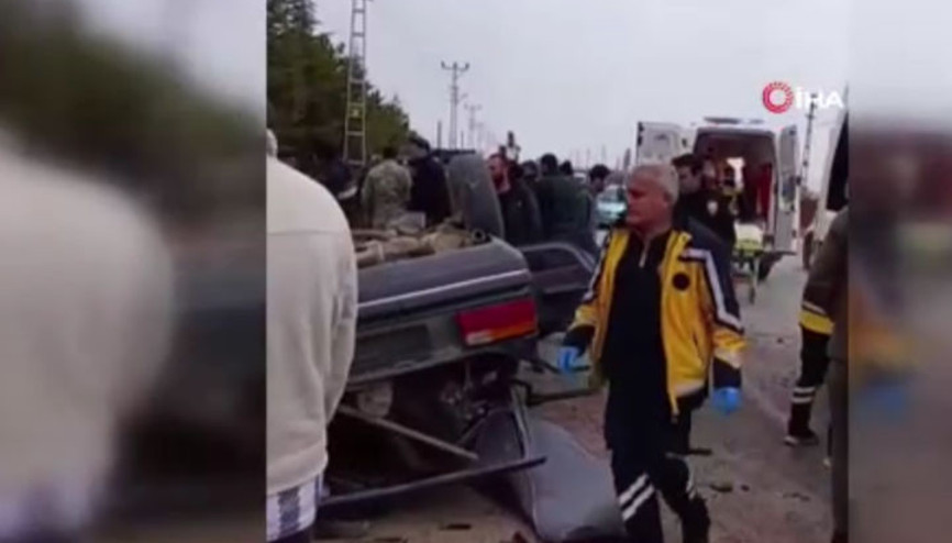Kahramanmaraşta otomobil kağıt gibi ezildi : 3 ölü, 3 yaralı